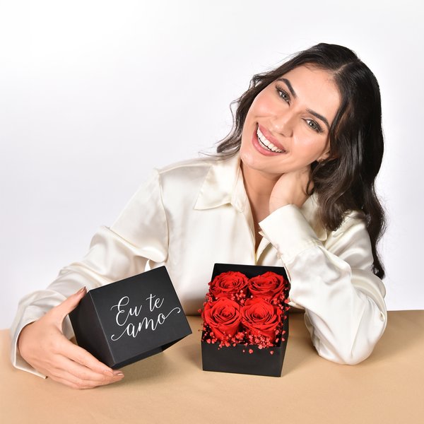 Caixa Premium Eu te Amo com 4 Rosas Encantadas