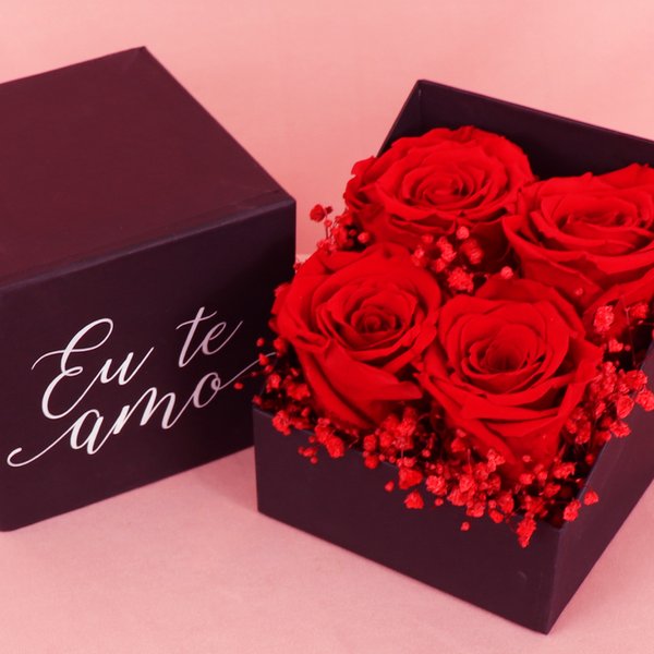Caixa Premium Eu te Amo com 4 Rosas Encantadas