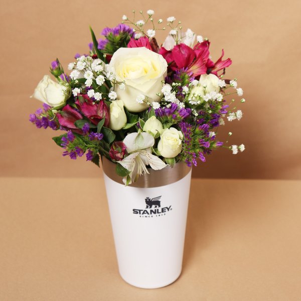 Mini Buquê Branco no Copo Polar Stanley