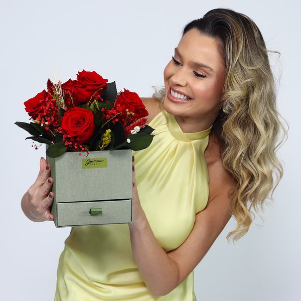 Box Surpresa 5 Rosas Encantadas Vermelhas