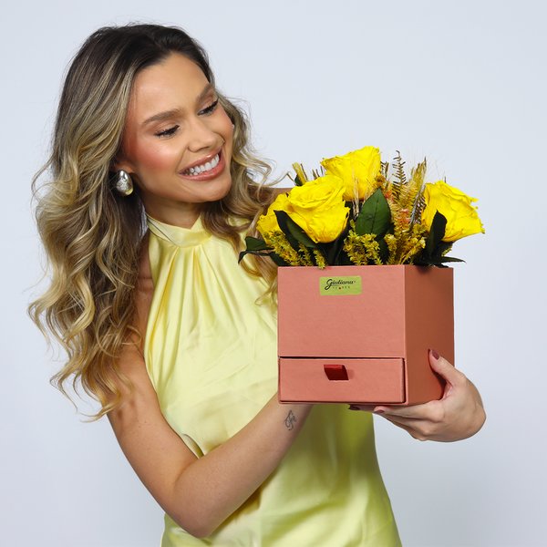 Box Surpresa 5 Rosas Encantadas Amarelas