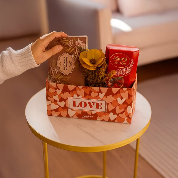 Cesta Love com Bombons Lindt e Giuliana Flores