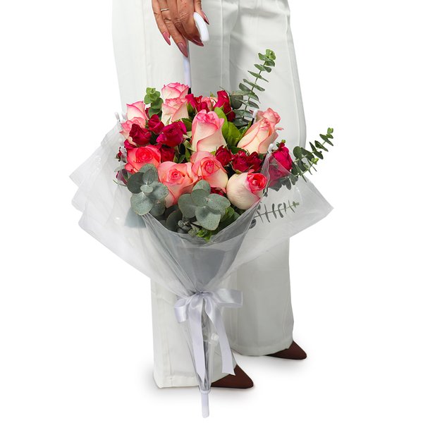 Buquê de Rosa Cor de Rosa e Mini Spray - Chuva de Flores