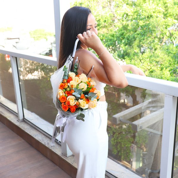 Buquê de Rosa Champanhe e Mini Spray - Chuva de Flores