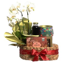 Imagem de Cesta com Orquídea Branca e Bombom e Pipoca Giuliana Flores