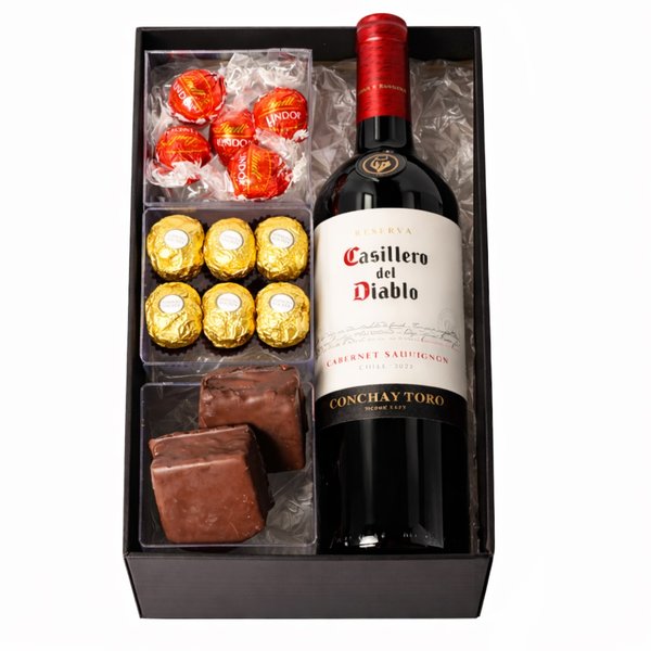 Cesta de Vinho com Lindt e Ferrero e Alfajor