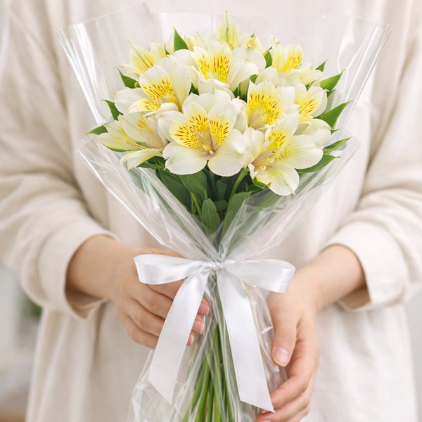 Buquê de Astromélias Brancas - Serenidade