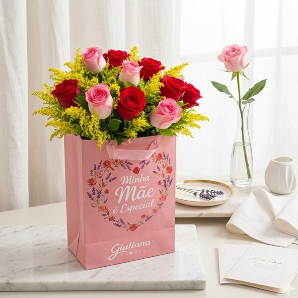 Buquê de 12 Rosas na Sacola Minha Mâe é Especial