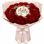Buquê de Rosas Vermelhas e Bolo Parabéns á Você