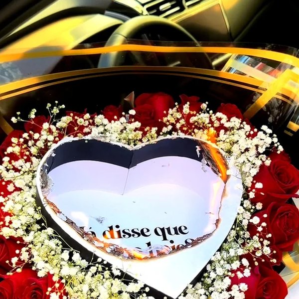 Buquê de 24  Rosas Vermelhas Chamas