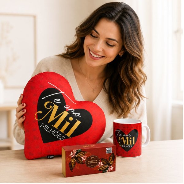 Caneca e Almofada Te Amo Mil Milhões e Bombom Giuliana Flores - 3 und