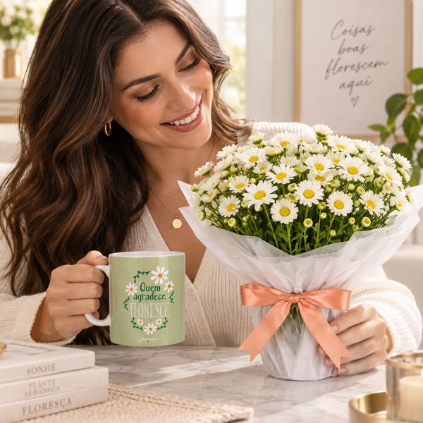Margaridinhas Brancas e Caneca Quem Agradece Floresce - Giuliana Flores