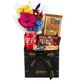 Cesta com Buquê de Flores Secas e Doces - Top Doçuras