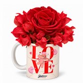 Flores Secas e Rosa Encantada Vermelha na Caneca Love