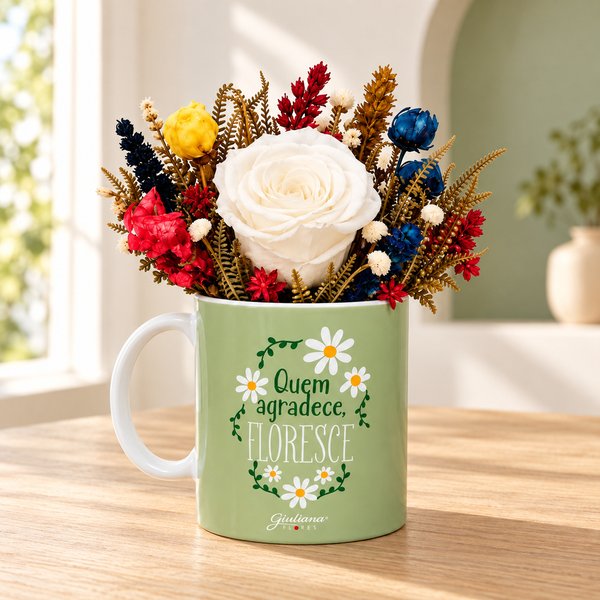 Flores Secas e Rosa Encantada Branca na Caneca Quem Agradece Floresce