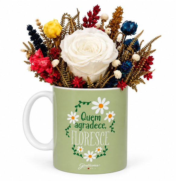Flores Secas e Rosa Encantada Branca na Caneca Quem Agradece Floresce