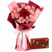 Buquê de Astromélias e Rosa Serenata e Bombom Giuliana Flores 3 Und