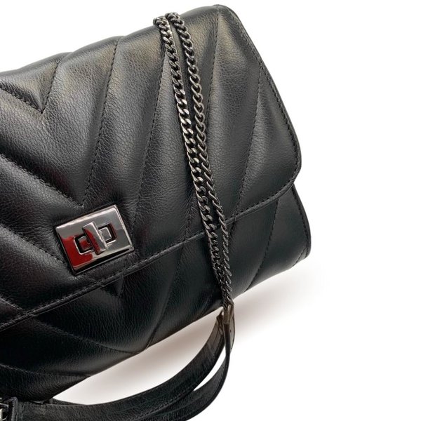 Bolsa Preta em couro com alça de correntes onix