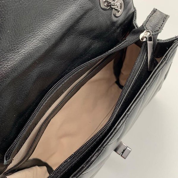 Bolsa Preta em couro com alça de correntes onix