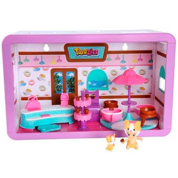 Twozies Mini Boneca, Pet E Cenário Café Divertido - DTC