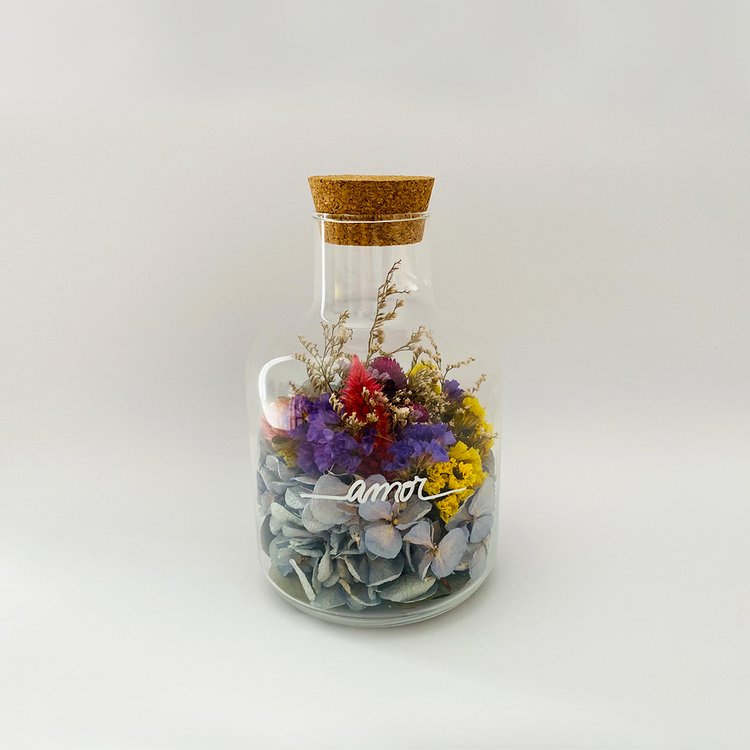 Garrafa Amor com Hortênsia e flores desidratadas | Donna Florinda