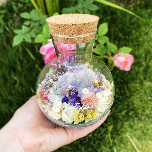 Garrafa Gratidão com Hortênsia e flores desidratadas | Donna Florinda