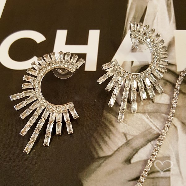 BRINCO SEMI CÍRCULO RIHANNA ZIRCÔNIAS BAGUETE FOLHEADO EM RÓDIO BRANCO