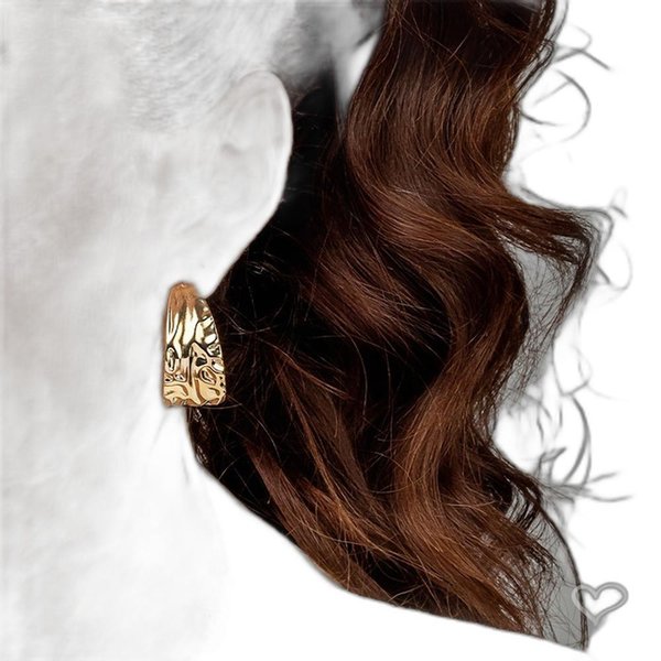 Brinco De Argola Texturizada Michele Folheado A Ouro 18K