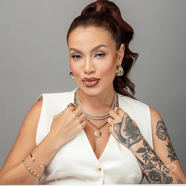 COLAR LETICIA MEDALHA RAIO ZIRCÔNIAS FOLHEADO A OURO 18K