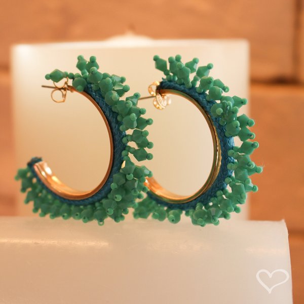 BRINCO DE ARGOLA DEMY CRISTAIS E MIÇANGAS VERDE
