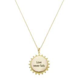 Imagem de COLAR SANDY MEDALHA LOVE NEVER FAILS FOLHEADO A OURO 18K