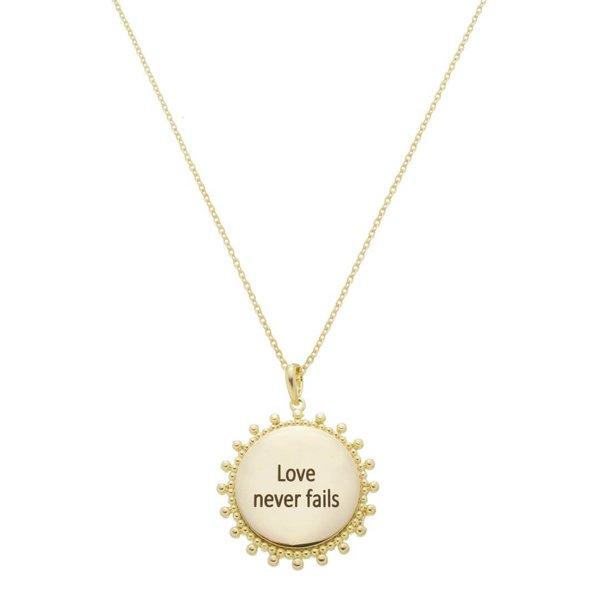 COLAR SANDY MEDALHA LOVE NEVER FAILS FOLHEADO A OURO 18K