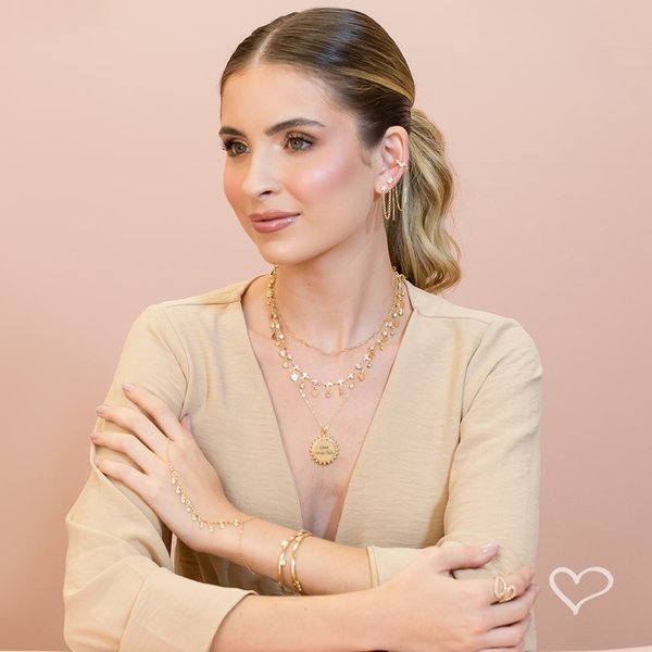 COLAR SANDY MEDALHA LOVE NEVER FAILS FOLHEADO A OURO 18K