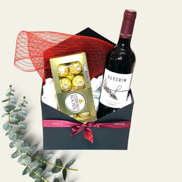 Imagem de Cesta Especial Vinho e Chocolate Ferrero