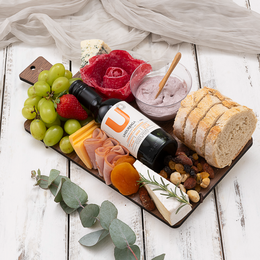 Imagem de Tábua de Queijos, Frios e Frutas com Vinho Pequeno