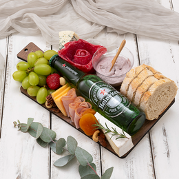 Imagem de Tábua de Queijos, Frios e Frutas com Cerveja