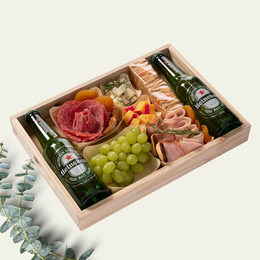Imagem de Tábua de Queijos, Frios e Cerveja Heineken na Bandeja