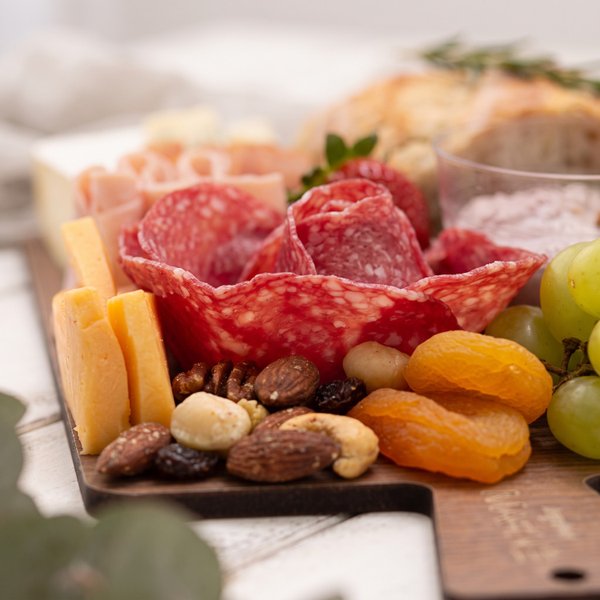 Tábua Queijos e Frios e Aperitivos com Suco de Uva