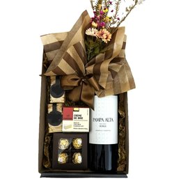 Imagem de Cesta de Presente Gourmet com Vinho e Flores