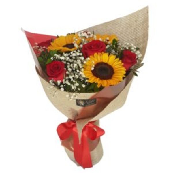 Ramalhete com rosas e girassóis