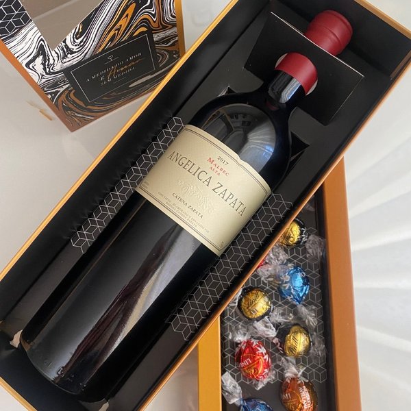 Vinho Angélica Zapata Malbec e Caixa com Bombom Lindt