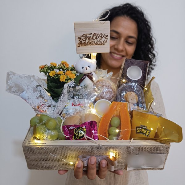 Cesta Café Aniversário com Luz de Led e Pelúcia