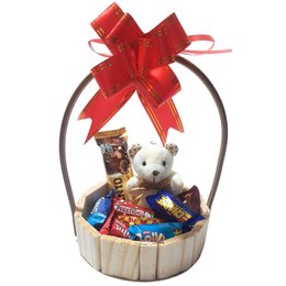 Imagem de Cesta Presente Ursinho Chaveiro com Bombons Lembrança