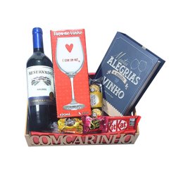 Imagem de Cesta Presente Premium com Kit Vinho, Taça e Bombons