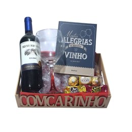 Imagem de Cesta Presente Elegante com Vinho, Taça e Chocolates