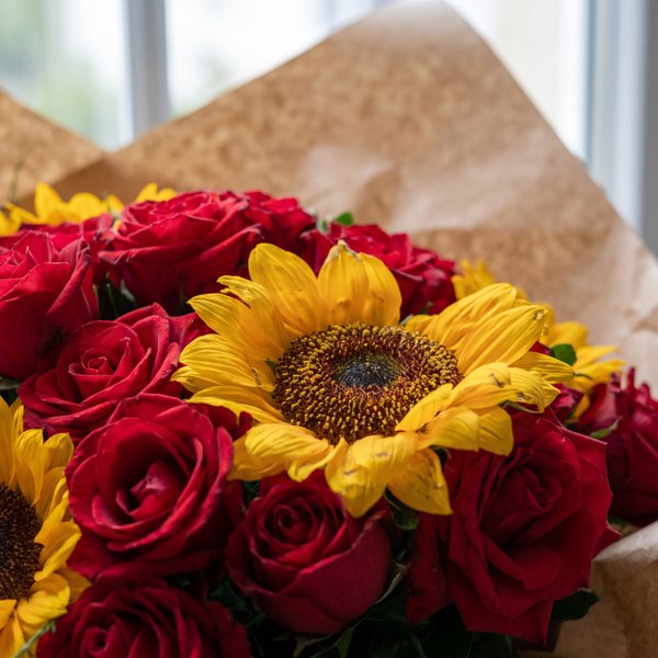Buquê Rosas Vermelha e Girassóis
