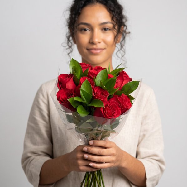 Buquê Clássico com 12 Rosas Vermelhas