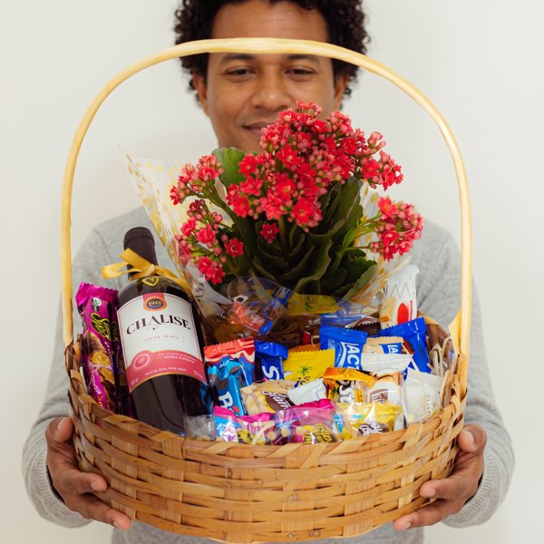 Cesta com Vinho Chocolates & Flor