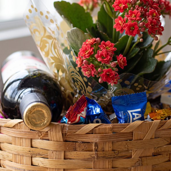 Cesta com Vinho Chocolates & Flor
