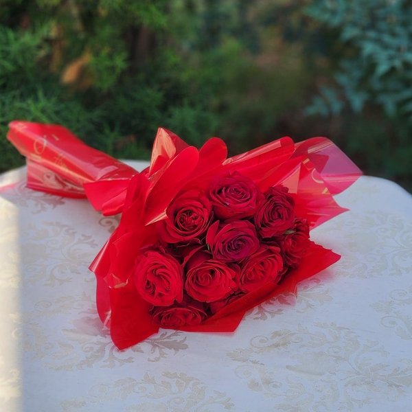Buquê Romântico de 12 Rosas Vermelhas